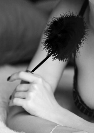 Piórko do łaskotania czarne Feather Tickler SHOTS